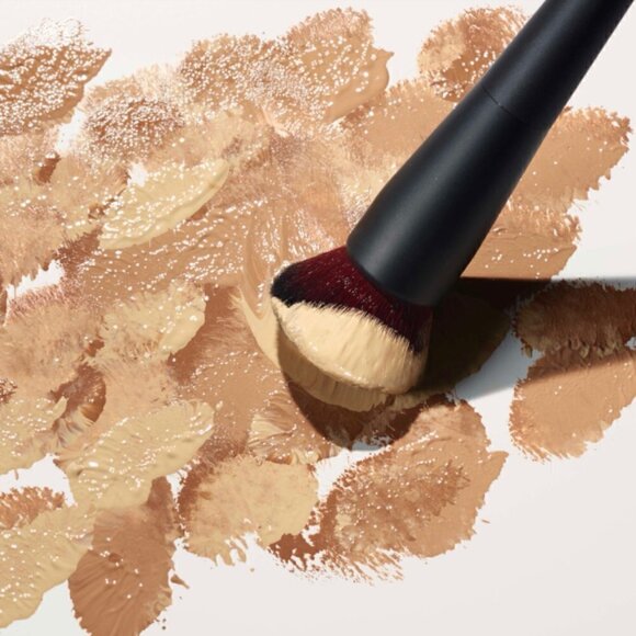 Revlon Huge Lot SPF Foundation & Brush & TravelBag - Picture 5 of 11